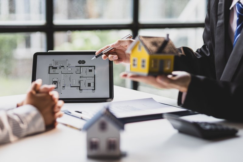 Agente inmobiliario cerrando trato con un cliente en Puebla.
