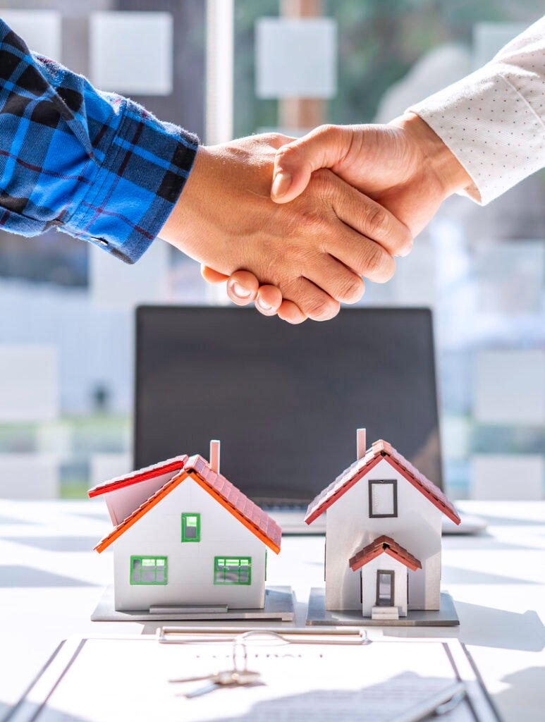 Asesor inmobiliario cerrando un trato de venta en casa en Puebla.